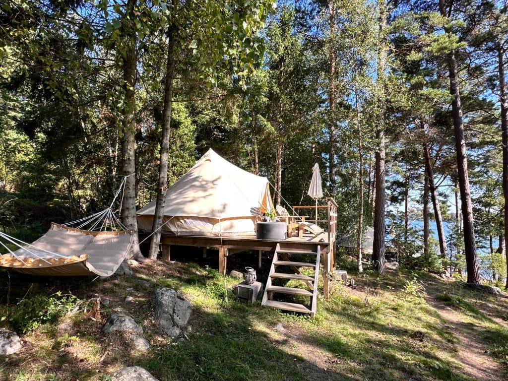 Glamping i Stockholms skärgård på Svartsö Logi