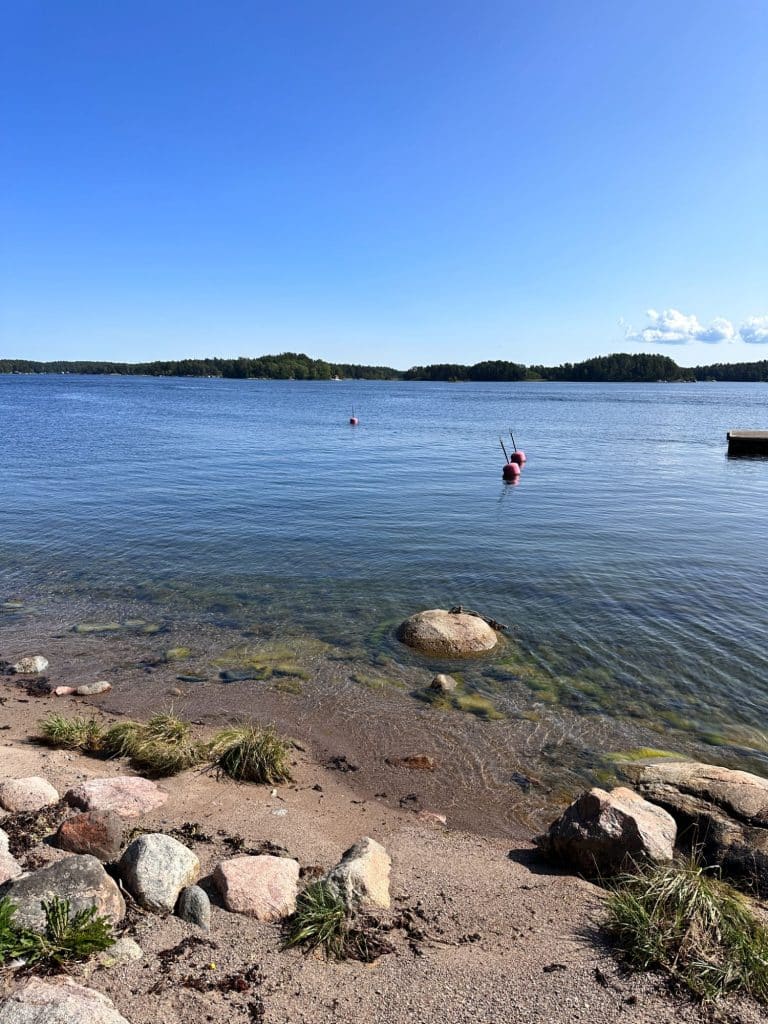 strand vid Svartsö Logi