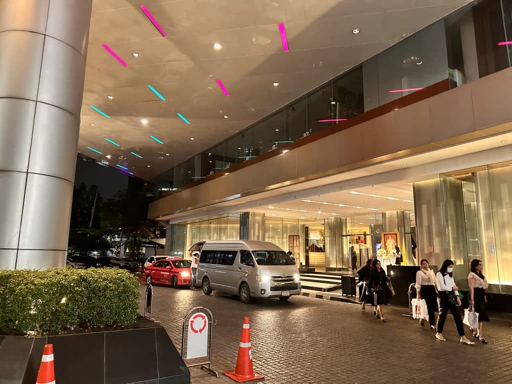 Centralt hotell i Bangkok med pool - Pathumwan Princess Hotel