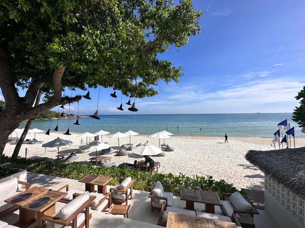 Stranden vid Sai Kaew Beach Resort