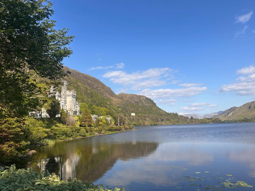 Kylemore Abbey – ett vackert slott i hjärtat av Connemara