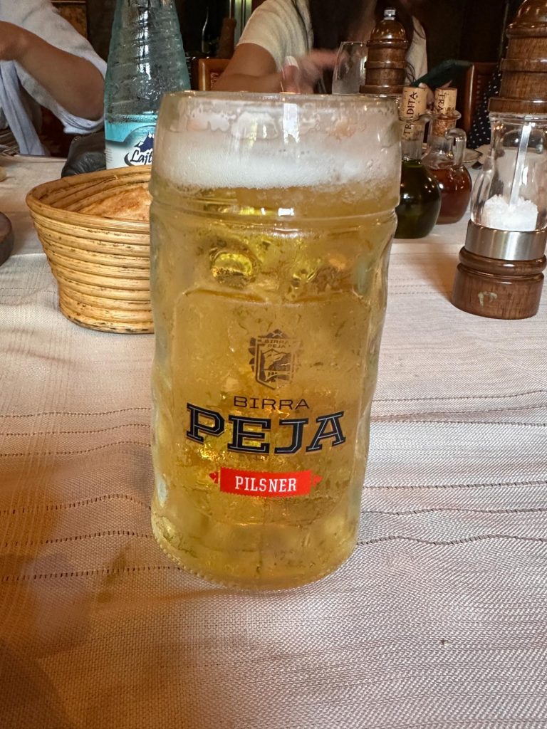 Lunch på Restaurang Liburnia i Pristina