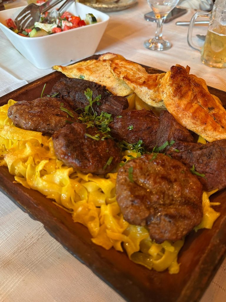 Lunch på Restaurang Liburnia i Pristina